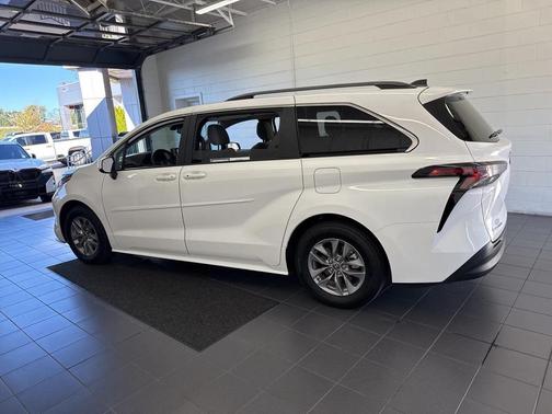 2025 Toyota Sienna LE
