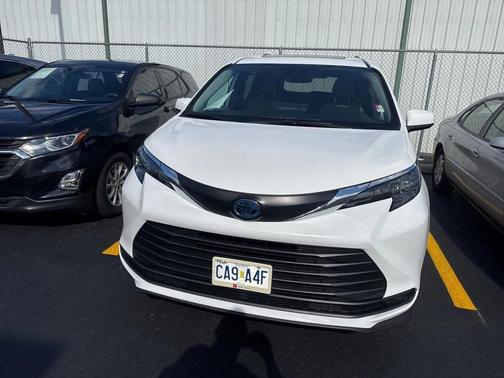 2025 Toyota Sienna LE