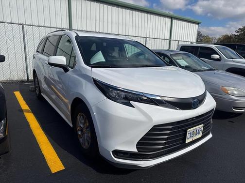 2025 Toyota Sienna LE