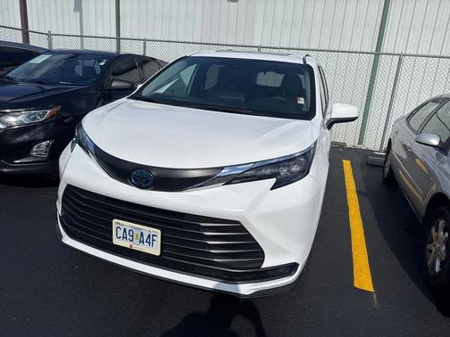2025 Toyota Sienna LE