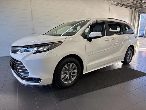 2025 Toyota Sienna LE