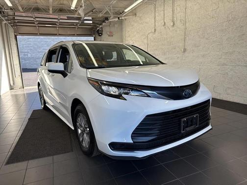 2025 Toyota Sienna LE