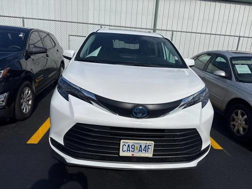 2025 Toyota Sienna LE