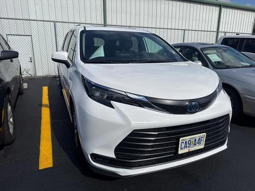 2025 Toyota Sienna LE