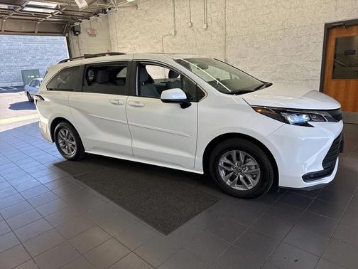 2025 Toyota Sienna LE