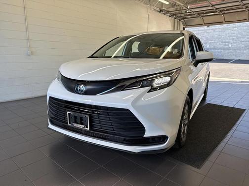 2025 Toyota Sienna LE