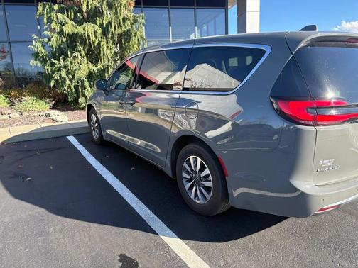 2022 Chrysler Pacifica Hybrid Touring L