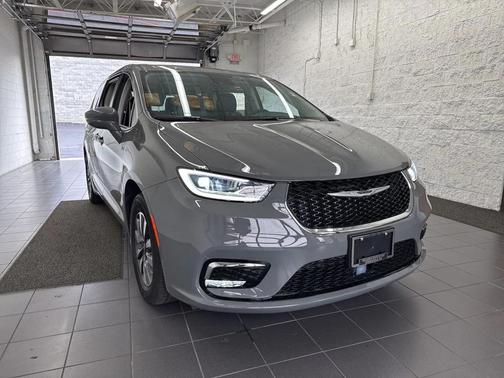 2022 Chrysler Pacifica Hybrid Touring L