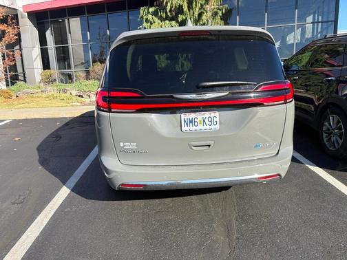 2022 Chrysler Pacifica Hybrid Touring L
