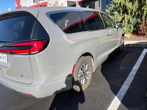 2022 Chrysler Pacifica Hybrid Touring L