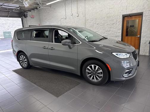 2022 Chrysler Pacifica Hybrid Touring L