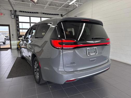 2022 Chrysler Pacifica Hybrid Touring L