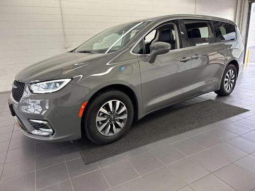 2022 Chrysler Pacifica Hybrid Touring L