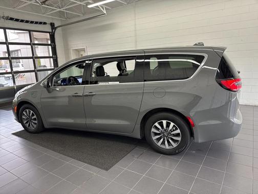 2022 Chrysler Pacifica Hybrid Touring L