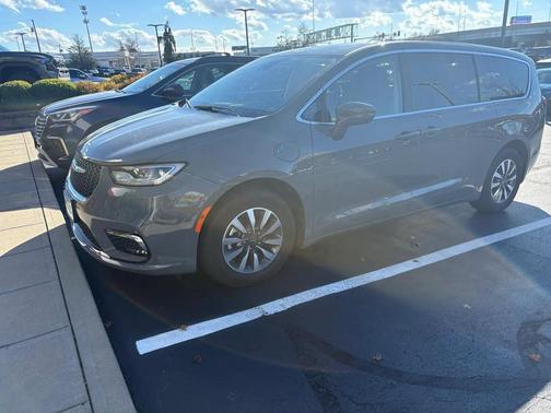 2022 Chrysler Pacifica Hybrid Touring L