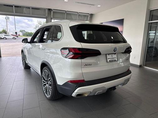 Mineral White Metallic 2025 BMW X5 xDrive40i