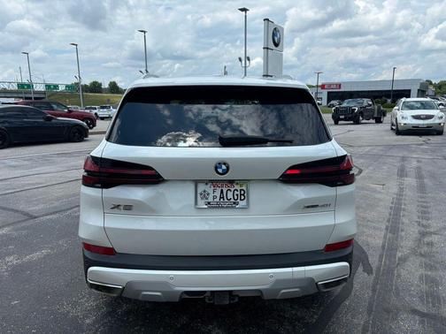 Mineral White Metallic 2025 BMW X5 xDrive40i