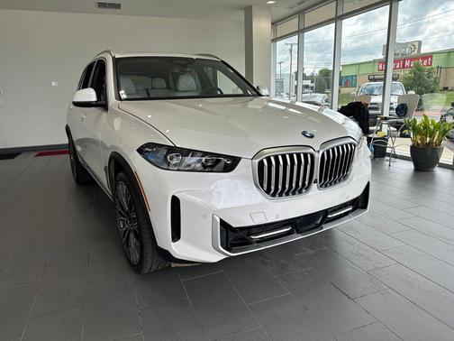 Mineral White Metallic 2025 BMW X5 xDrive40i