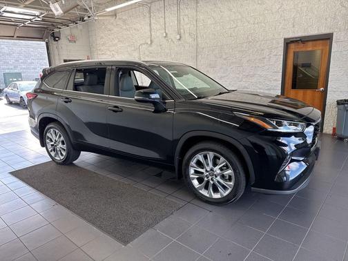 Midnight Black Metallic 2023 Toyota Highlander Limited