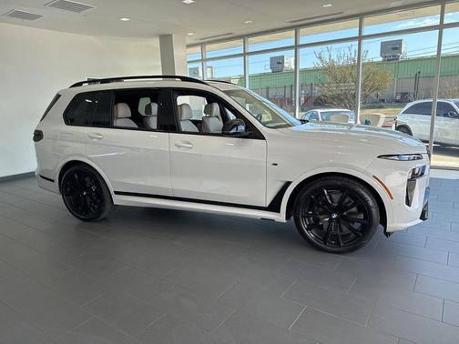 Mineral White Metallic 2026 BMW X7 M60i