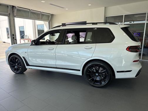 Mineral White Metallic 2026 BMW X7 M60i