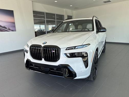 Mineral White Metallic 2026 BMW X7 M60i