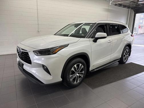 2022 Toyota Highlander Hybrid XLE