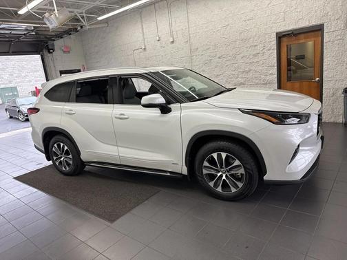 2022 Toyota Highlander Hybrid XLE