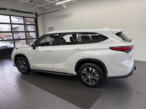 2022 Toyota Highlander Hybrid XLE
