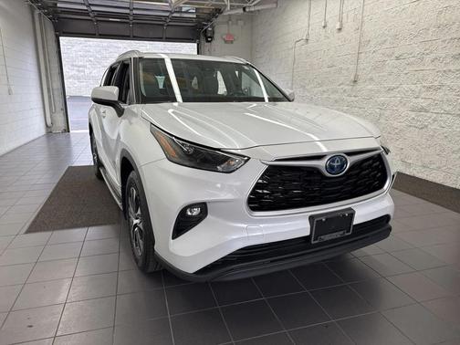 2022 Toyota Highlander Hybrid XLE