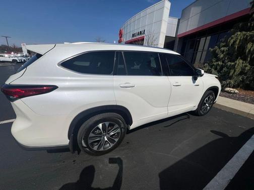 Blizzard Pearl 2020 Toyota Highlander Hybrid XLE