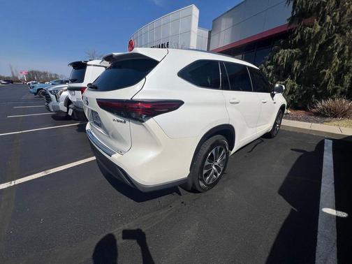 Blizzard Pearl 2020 Toyota Highlander Hybrid XLE