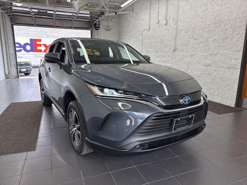 Coastal Gray Metallic 2024 Toyota Venza LE