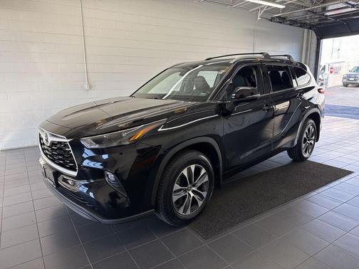 Midnight Black Metallic 2022 Toyota Highlander XLE