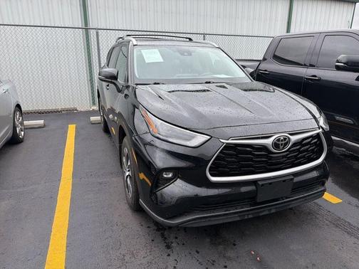 Midnight Black Metallic 2022 Toyota Highlander XLE