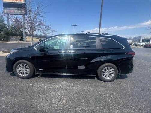 2021 Toyota Sienna XLE 8 Passenger