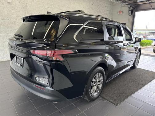 2021 Toyota Sienna XLE 8 Passenger