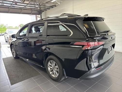 2021 Toyota Sienna XLE 8 Passenger