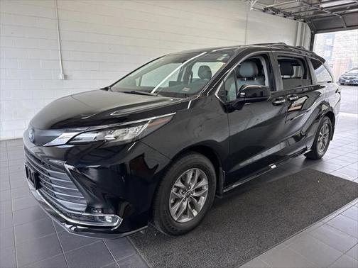 2021 Toyota Sienna XLE 8 Passenger