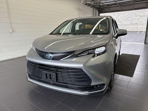 Celestial Silver Metallic 2025 Toyota Sienna LE