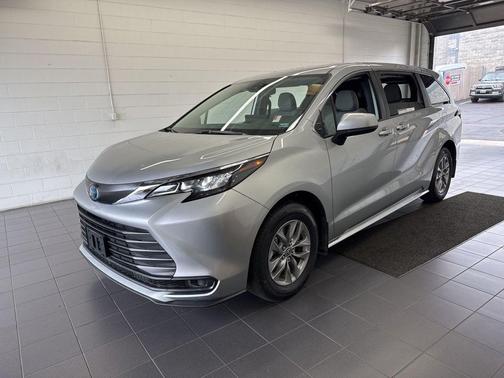Celestial Silver Metallic 2025 Toyota Sienna LE