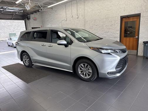 Celestial Silver Metallic 2025 Toyota Sienna LE
