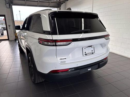 Bright White Clearcoat 2023 Jeep Grand Cherokee Altitude