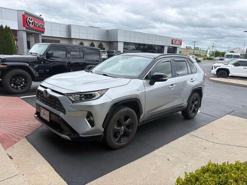Silver Sky Metallic w/Black Roof 2019 Toyota RAV4 Hybrid SE