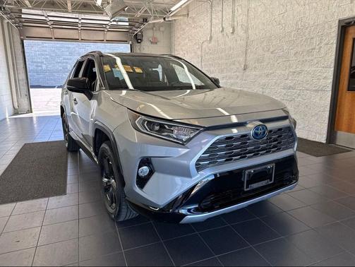 Silver Sky Metallic w/Black Roof 2019 Toyota RAV4 Hybrid SE
