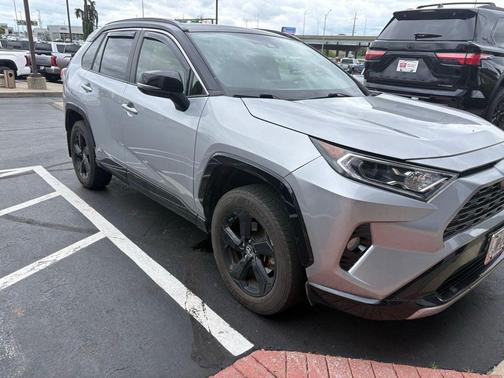 Silver Sky Metallic w/Black Roof 2019 Toyota RAV4 Hybrid SE
