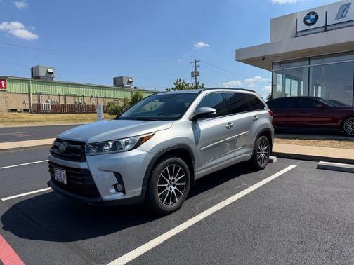 Celestial Silver Metallic 2017 Toyota Highlander SE