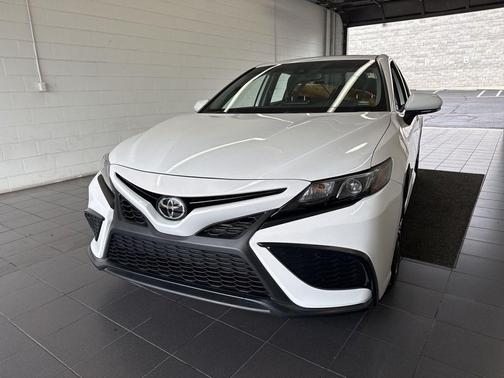 Ice Cap 2024 Toyota Camry SE