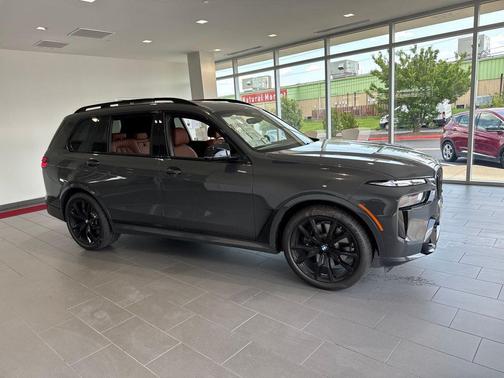 Dravit Grey Metallic 2027 BMW X7 M60i