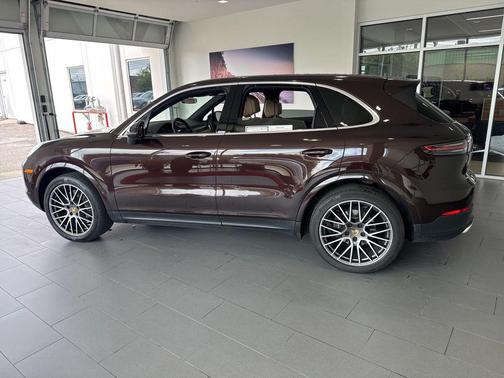 Mahogany Metallic 2022 Porsche Cayenne Cayenne